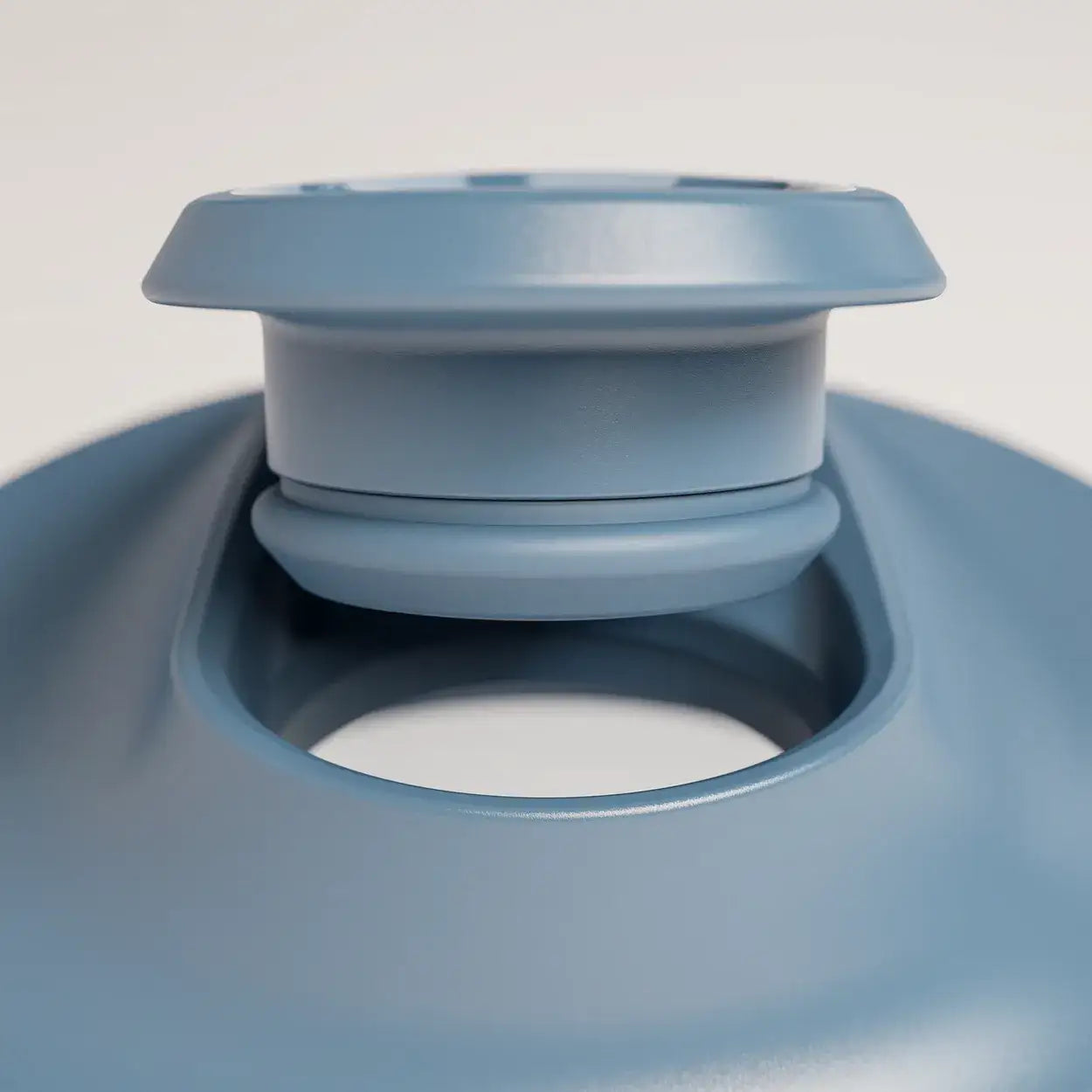 intelligent-cordless-portable-blender-p0 ICB_bottleAssembly_midnightBlue_2_2_MPCloop_edit.webp