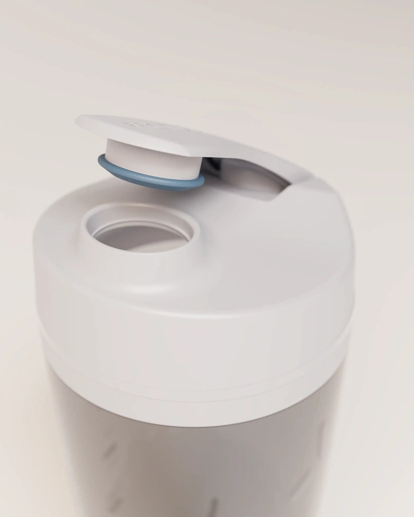 electric-shaker-bottle-t4 VM_LiPo_3.7-700_v1_coolGray_4x5_noNUTRiPOD_2_4_highInsert_EDIT.png
