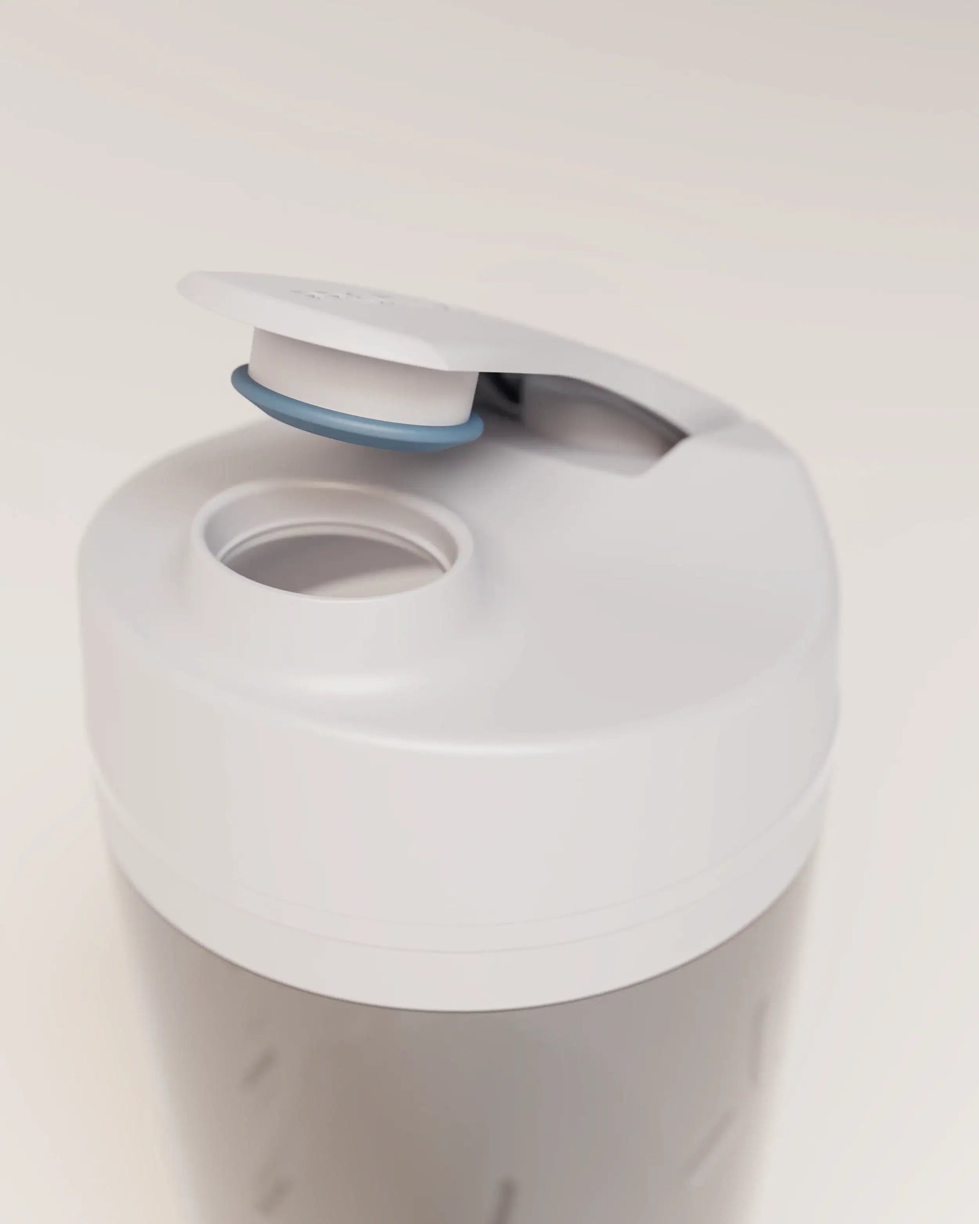 electric-shaker-bottle-t4 VM_LiPo_3.7-700_v1_coolGray_4x5_noNUTRiPOD_2_4_highInsert_EDIT.png